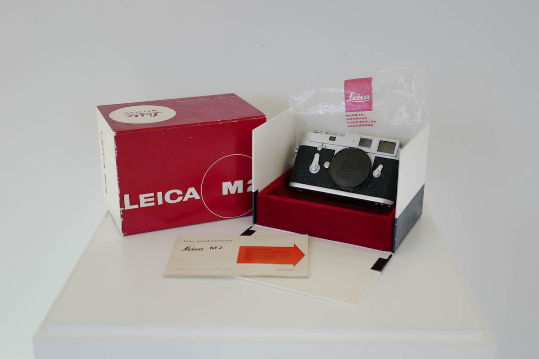 LEICA M2 Silver chrome comes with box, nice number!