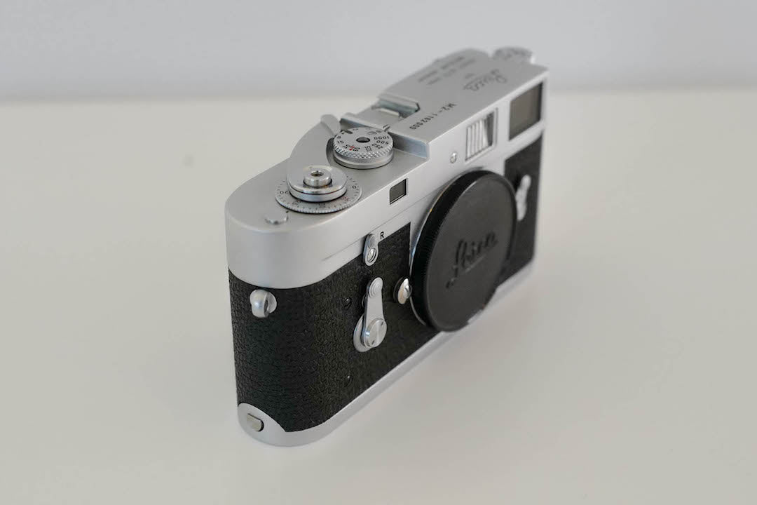 LEICA M2 Silver chrome comes with box, nice number!