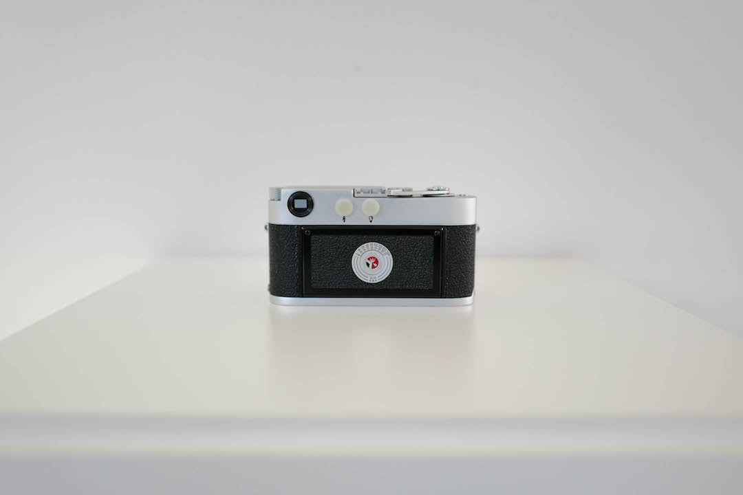 LEICA M2 Silver chrome comes with box, nice number!