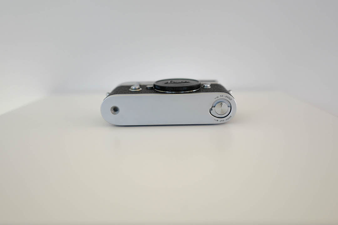 LEICA M2 Silver chrome comes with box, nice number!