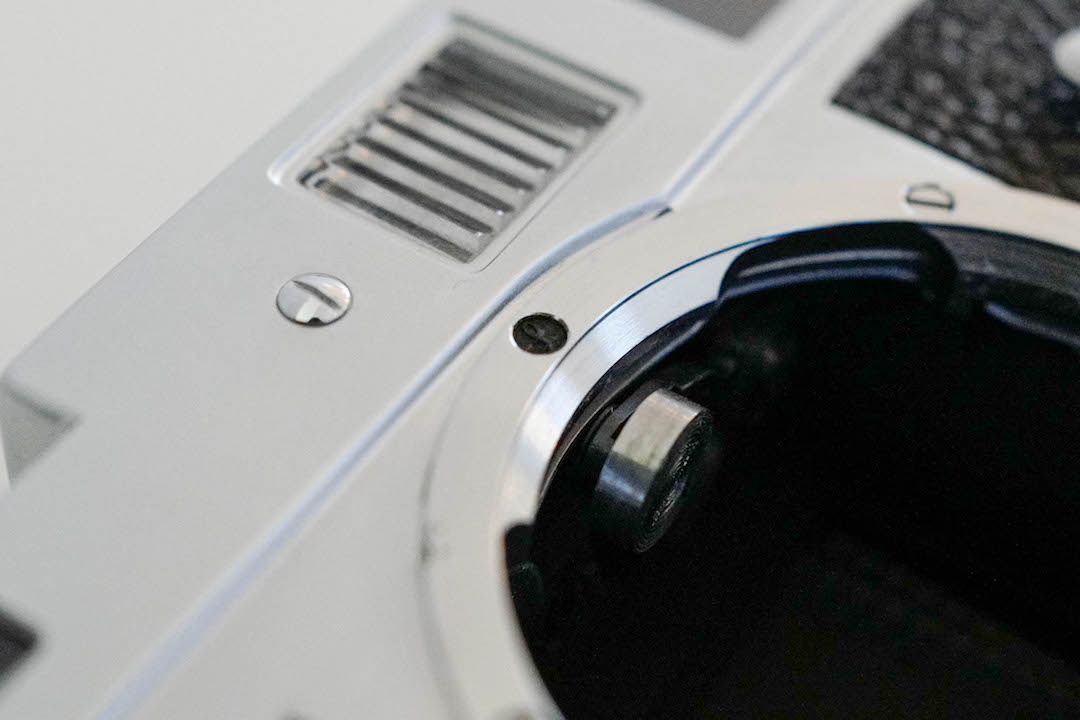 LEICA M2 Silver chrome comes with box, nice number!